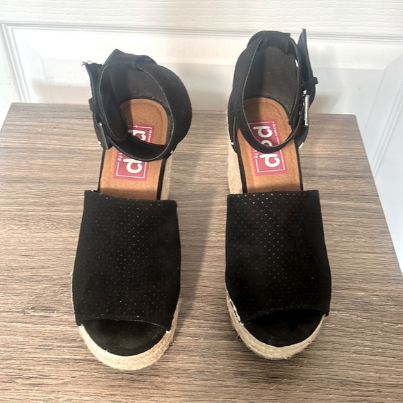 JELLYPOP WOMENS RAVISHING BLACK LIKE SUEDE WEDGE SANDALS SIZE 6M - Picture 1 of 6